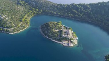 Hırvatistan 'daki Mljet Ulusal Parkı' nın Veliko ve Malo Gölleriyle hava manzarası. St. Mary Adası ve Benedictine Manastırı 'nın görüntüleri. Konsept: Hırvatistan 'da tatiller ve turistik eğlence