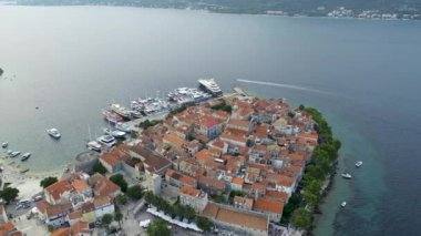 Akdeniz mimarisi, marina ve lüks yatlar ve yelkenli tekneleriyle ünlü Hırvat adası Korcula 'nın havadan görünüşü. Dalmaçya şehrinde sıcak, güneşli bir yaz günü. Hırvatistan 'da tatiller.