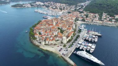 Akdeniz mimarisi, marina ve lüks yatlar ve yelkenli tekneleriyle ünlü Hırvat adası Korcula 'nın havadan görünüşü. Dalmaçya şehrinde sıcak, güneşli bir yaz günü. Hırvatistan 'da tatiller.
