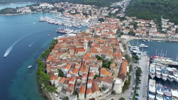 건축물 마리나 범선들이 크로아티아 공중에서 구경하였다 달마티아의 따뜻하고 여름날입니다 크로아티아에서의 — 비디오