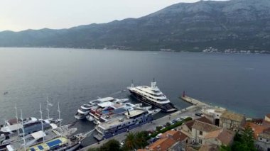 Körfezde ya da limanda büyük beyaz bir yatın havadan görünüşü. Fransa, Monako, İtalya veya Hırvatistan 'da yat haftasında yelkencilik deneyimi.