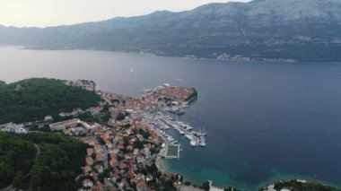 Akdeniz mimarisi, marina ve lüks yatlar ve yelkenli tekneleriyle ünlü Hırvat adası Korcula 'nın havadan görünüşü. Dalmaçya şehrinde sıcak, güneşli bir yaz günü. Hırvatistan 'da tatiller.