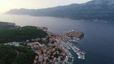 Akdeniz mimarisi, marina ve lüks yatlar ve yelkenli tekneleriyle ünlü Hırvat adası Korcula 'nın havadan görünüşü. Dalmaçya şehrinde sıcak, güneşli bir yaz günü. Hırvatistan 'da tatiller.