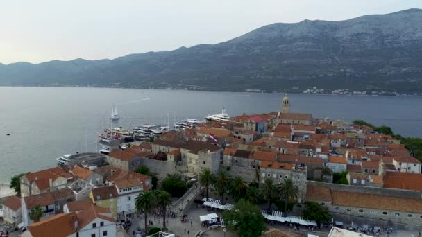 Luftfoto Berømte Kroatiske Korcula Med Middelhavsarkitektur Lystbåde Luksusyachter Sejlbåde Indledt – Stock-video