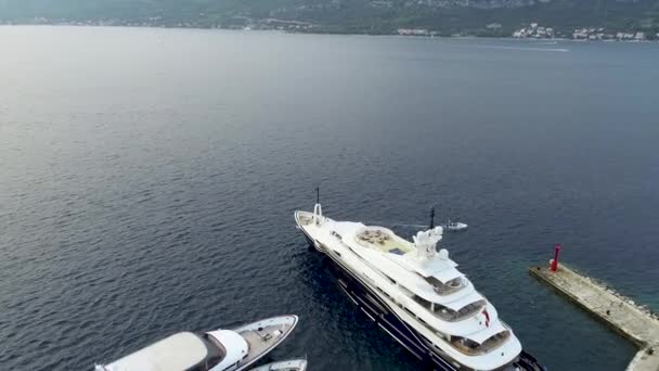 Vista Aerea Grande Yacht Lusso Bianco Imbarcato Nella Baia Nel — Video Stock