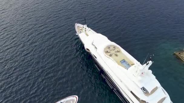 Vista Aérea Grande Iate Luxo Branco Embarcado Baía Porto Experiência — Vídeo de Stock
