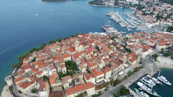 Luftfoto Berømte Kroatiske Korcula Med Middelhavsarkitektur Lystbåde Luksusyachter Sejlbåde Indledt – Stock-video