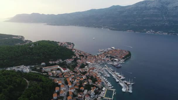 地中海建築 マリーナ 豪華なヨットや帆船で有名なクロアチアの島コルクラ島の空中ビューが始まりました ダルマチアの暖かい 晴れた夏の日 クロアチアのバケーション — ストック動画