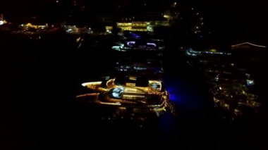Akdeniz, Avrupa 'da limanda lüks yatlar, hava gece görüşü. İnsanlar tekne partisinde çok eğleniyor. Konsept: yat gösterisi, yat haftası, ya da Fransa, Monako, İtalya 'da yat festivali
