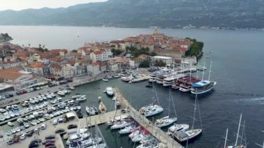 Akdeniz 'deki yat, yat ve yelkenli dolu marina manzarası. Hırvatistan 'daki Korcula Adası. Güneşli yaz gününde yüzlerce yelkenlinin manzarası.