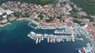 Akdeniz mimarisi, marina ve lüks yatlar ve yelkenli tekneleriyle ünlü Hırvat adası Korcula 'nın havadan görünüşü. Dalmaçya şehrinde sıcak, güneşli bir yaz günü. Hırvatistan 'da tatiller.