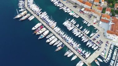 Akdeniz 'deki yat, yat ve yelkenli dolu marina manzarası. Hırvatistan 'daki Korcula Adası. Güneşli yaz gününde yüzlerce yelkenlinin manzarası.