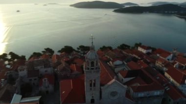 Akdeniz mimarisi, marina ve lüks yatlar ve yelkenli tekneleriyle ünlü Hırvat adası Korcula 'nın havadan görünüşü. Dalmaçya şehrinde sıcak, güneşli bir yaz günü. Hırvatistan 'da tatiller.
