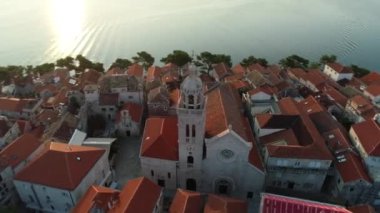 Yaz mevsiminde Akdeniz 'in havadan görünüşü. Hırvatistan 'ın Korcula kenti sabahleyin gün doğumunda. Hırvat Bayrağı, marina limanı ve lüks yatları ve yelkenlileri olan eski şehir.