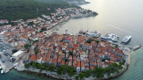 Luftaufnahme Der Kroatischen Insel Korcula Bei Sonnenuntergang Oder Sonnenaufgang Altstadt — Stockvideo