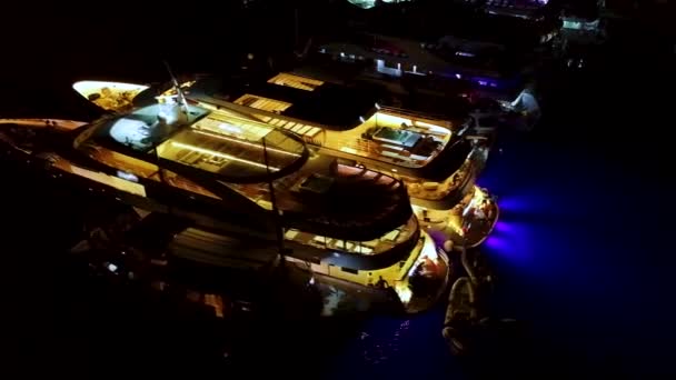 地中海の国 ヨーロッパ 空の夜景の港で豪華なヨット ボートパーティーの間に人々はとても楽しいです コンセプト フランス モナコ イタリアのヨットショー ヨットウィーク またはヨットフェスティバル — ストック動画