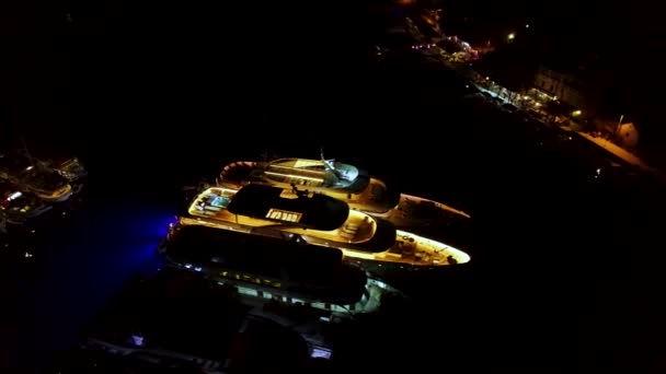 豪华游艇在地中海国家港口 空中夜景 人们在船务聚会上玩得很开心 游艇表演 游艇周 或游艇节 摩纳哥 意大利 — 图库视频影像