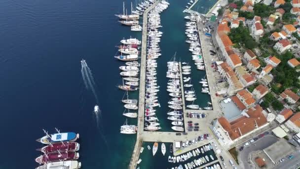 Vista Aérea Marina Cheia Veleiros Iates Barcos Cidade Mediterrânea Ilha — Vídeo de Stock