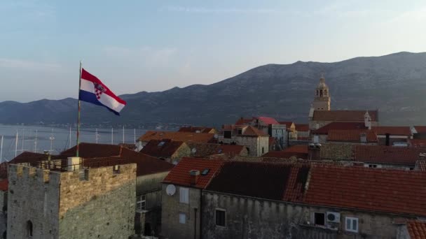 Bandera Croata Ondeando Torre Medio Isla Korcula Vista Aérea Mañana — Vídeo de stock