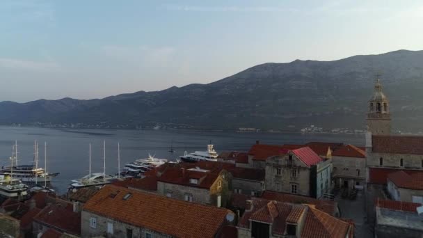 Хорватський Прапор Розмахує Вежею Центрі Острова Коркула Повітряного Виду Ранок — стокове відео