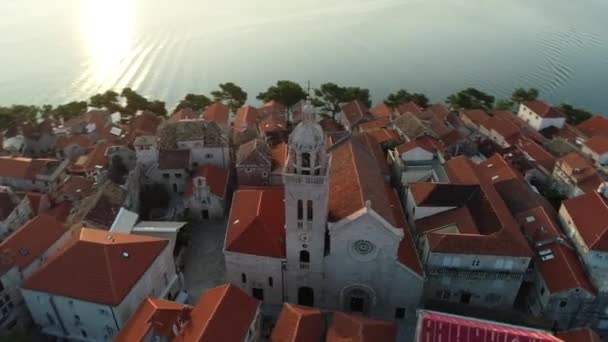 夏季从空中俯瞰地中海城市 克罗地亚城市Korcula在早晨日出时 有克罗地亚国旗 豪华游艇和帆船的古城 — 图库视频影像