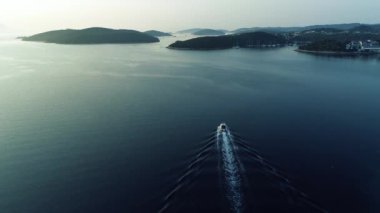 Yelkenli sürat teknesi, yat ve yelkenlinin havadan görünüşü. İtalya, Monako, Fransa, İbiza, Hırvatistan, Yunanistan veya Fort Lauderdale 'de deniz üzerinde gün batımı. Yaz mevsiminde lüks yaşam tarzı