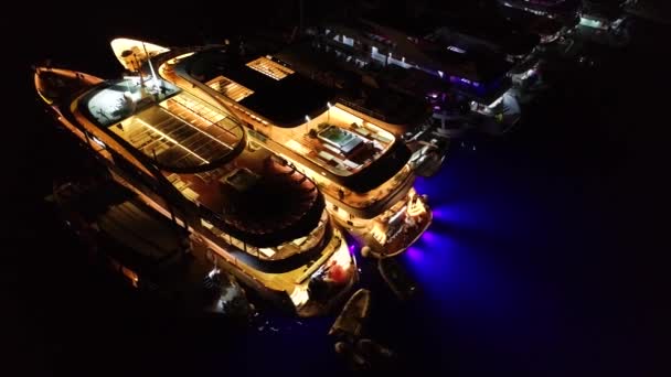 地中海の国 ヨーロッパ 空の夜景の港で豪華なヨット ボートパーティーの間に人々はとても楽しいです コンセプト フランス モナコ イタリアのヨットショー ヨットウィーク またはヨットフェスティバル — ストック動画