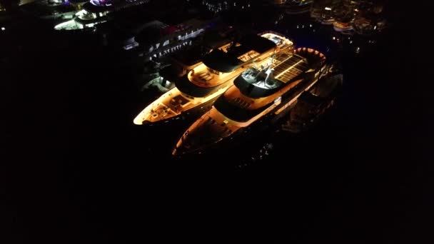 Letecký Noční Pohled Luxusní Osvětlené Jachty Přístavu Přístavu Nebo Přístavu — Stock video