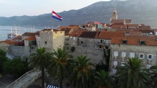 Kroatisk Flagga Viftar Tornet Mitten Korcula Antenn Utsikt Morgon Panorama — Stockvideo
