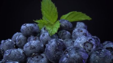 Siyah arkaplanda böğürtlen, böğürtlen, ahududu. Sonda merceği. Taze orman meyveleriyle dolu kâselerin alışılmadık görüntüsü.. 
