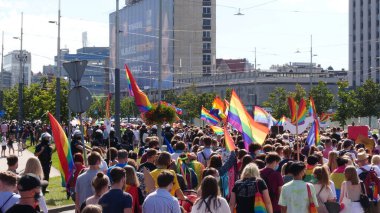 KATOWICE / Polonya - 7 Eylül 2020: LGBT eşitlik yürüyüşü. Gökkuşağı kıyafeti giyen gençler LGBTQ + hakları için mücadele ediyorlar. Koronavirüs salgını sırasında gösteri. Gökkuşağı bayrakları, bayraklar.