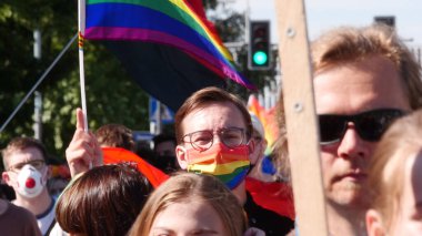 KATOWICE / Polonya - 7 Eylül 2020: LGBT eşitlik yürüyüşü. Gökkuşağı kıyafeti giyen gençler LGBTQ + hakları için mücadele ediyorlar. Koronavirüs salgını sırasında gösteri. Gökkuşağı bayrakları, bayraklar.