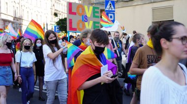KATOWICE / Polonya - 7 Eylül 2020: LGBT eşitlik yürüyüşü. Gökkuşağı kıyafeti giyen gençler LGBTQ + hakları için mücadele ediyorlar. Koronavirüs salgını sırasında gösteri. Gökkuşağı bayrakları, bayraklar.