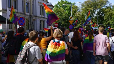 KATOWICE / Polonya - 7 Eylül 2020: LGBT eşitlik yürüyüşü. Gökkuşağı kıyafeti giyen gençler LGBTQ + hakları için mücadele ediyorlar. Koronavirüs salgını sırasında gösteri. Gökkuşağı bayrakları, bayraklar.