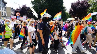 KATOWICE / Polonya - 7 Eylül 2020: LGBT eşitlik yürüyüşü. Gökkuşağı kıyafeti giyen gençler LGBTQ + hakları için mücadele ediyorlar. Polis koronavirüs salgını sırasında gösteriyi kordon altına aldı. 