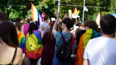 KATOWICE / Polonya - 7 Eylül 2020: LGBT eşitlik yürüyüşü. Gökkuşağı kıyafeti giyen gençler LGBTQ + hakları için mücadele ediyorlar. Koronavirüs salgını sırasında gösteri. Gökkuşağı bayrakları, bayraklar.