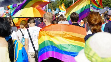 KATOWICE / Polonya - 7 Eylül 2020: LGBT eşitlik yürüyüşü. Gökkuşağı kıyafeti giyen gençler LGBTQ + hakları için mücadele ediyorlar. Koronavirüs salgını sırasında gösteri. Gökkuşağı bayrakları, bayraklar.