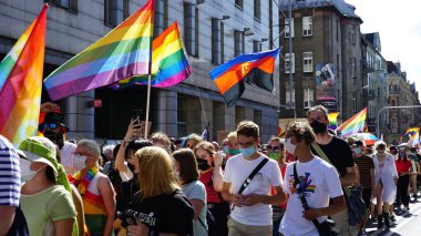 KATOWICE / Polonya - 7 Eylül 2020: LGBT eşitlik yürüyüşü. Gökkuşağı kıyafeti giyen gençler LGBTQ + hakları için mücadele ediyorlar. Koronavirüs salgını sırasında gösteri. Gökkuşağı bayrakları, bayraklar.