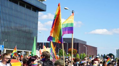 KATOWICE / Polonya - 7 Eylül 2020: LGBT eşitlik yürüyüşü. Gökkuşağı kıyafeti giyen gençler LGBTQ + hakları için mücadele ediyorlar. Koronavirüs salgını sırasında gösteri. Gökkuşağı bayrakları, bayraklar.