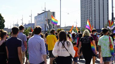 KATOWICE / Polonya - 7 Eylül 2020: LGBT eşitlik yürüyüşü. Gökkuşağı kıyafeti giyen gençler LGBTQ + hakları için mücadele ediyorlar. Koronavirüs salgını sırasında gösteri. Gökkuşağı bayrakları, bayraklar.