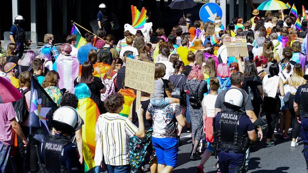 Katowice Poland September 2020 Lgbt Equality March 身穿彩虹衣服的年轻人正在为Lgbtq 的权利而奋斗 验尸官大流行病期间警察封锁示威的警戒线 — 图库照片