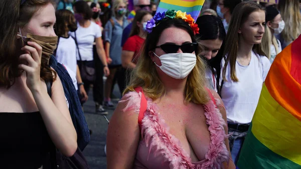 Katowice Poland September 2020 Lgbt Equality March 身穿彩虹衣服的年轻人正在为Lgbtq 的权利而奋斗 在大肠病毒大流行期间进行示范 — 图库照片