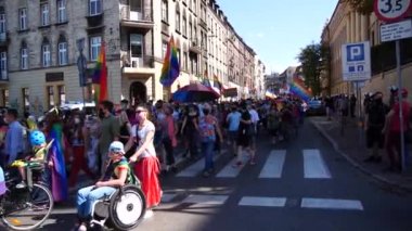 KATOWICE / Polonya - 7 Eylül 2020 LGBT Eşitlik Yürüyüşü, Onur Yürüyüşü. Gökkuşaklı gençler LGBTQ + hakları için savaşmak için sokaklarda yürüyor. Koronavirüs salgını sırasında gösteri.