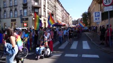 KATOWICE / Polonya - 7 Eylül 2020 LGBT Eşitlik Yürüyüşü, Onur Yürüyüşü. Gökkuşaklı gençler LGBTQ + hakları için savaşmak için sokaklarda yürüyor. Koronavirüs salgını sırasında gösteri.