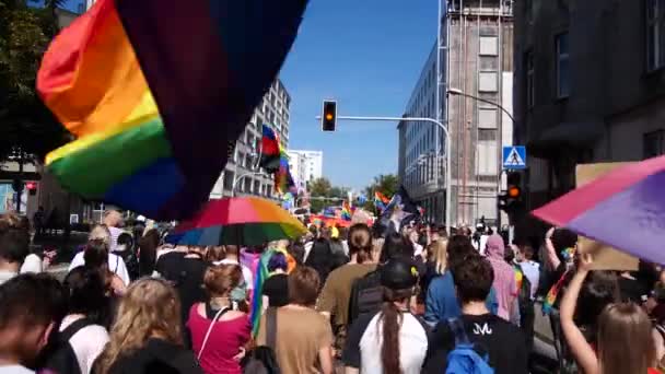 カトヴィツェ ポーランド 2020年9月7日 Lgbt平等行進 プライドパレード 虹を持つ若者たちはLgbtq の権利のために戦うために街を歩いています コロナウイルスのパンデミック時のデモ — ストック動画
