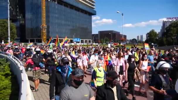 Katowice Poland September 2020 Lgbt Equality March 身穿彩虹衣服的年轻人正在为Lgbtq 的权利而奋斗 验尸官大流行病期间警察包围示威的结点 — 图库视频影像