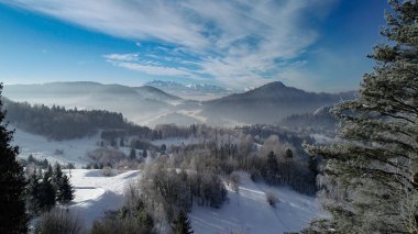 Kayak merkezinin hava manzarası ve dağlardaki beyaz kış manzarası. Alp dağlarında güneşli bir kış günü. Avusturya, İsviçre, İtalya ve Polonya 'da kış tatili.