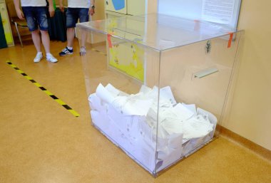 28.06.2020 Kielce / Polonya - Coronavirus sırasında Kielce Polonya 'da cumhurbaşkanlığı seçimleri. Polonya halkı cumhurbaşkanını seçti