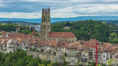 Zaman atlaması, eski ortaçağ Avrupa şehrindeki Gotik Katedrali 'ne bakış. Aziz Nicolas Katedrali. Fribourg, Fribourg kantonu, İsviçre
