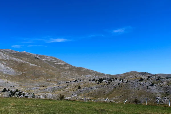 背景是高山荒芜 植被稀少 在通往波斯尼亚和黑塞哥维那Bjelastic Nica山的路上 — 图库照片